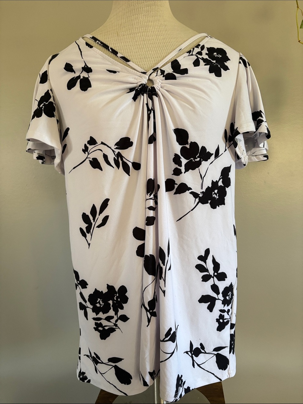 Black & White Floral Knot-Front Short Sleeve Top